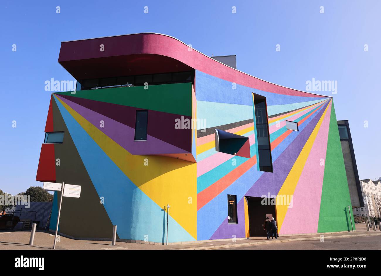 Il Towner Eastbourne, galleria d'arte con mostre d'arte moderna e contemporanea di classe mondiale, sotto il sole d'inverno, a Eastbourne, East Sussex, Regno Unito Foto Stock
