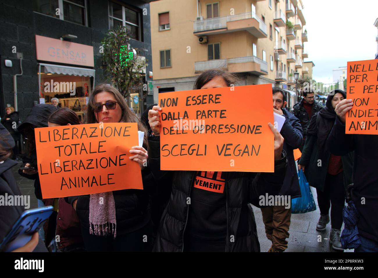 Salerno, Italia - 08 marzo 2023, Volontarii di Salerno Animal/Climate Save mostrano segni contro l'abuso di animali usati per l'alimentazione umana. Nel giorno della Giornata Internazionale della Donna, studenti e volontari di alcune associazioni sono scesi in strada per una processione di traseminismo. Evento creato dalle associazioni 'Tide','Salerno Animal/Climate Save','zona Orientale Rugby popolare Salerno','Arcigay Salerno 'Marcella di Folco', per gridare il loro No al patriarcato, allo sfruttamento, alla classe politica che li ignora. In memoria di tutte le vittime della violenza. Essere la voce di tutte le donne, trans e no Foto Stock