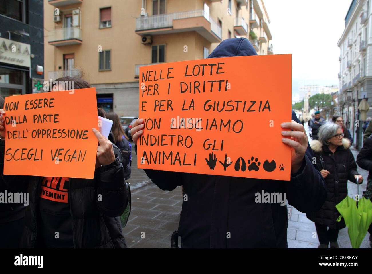 Salerno, Italia - 08 marzo 2023, Volontarii di Salerno Animal/Climate Save mostrano segni contro l'abuso di animali usati per l'alimentazione umana. Nel giorno della Giornata Internazionale della Donna, studenti e volontari di alcune associazioni sono scesi in strada per una processione di traseminismo. Evento creato dalle associazioni 'Tide','Salerno Animal/Climate Save','zona Orientale Rugby popolare Salerno','Arcigay Salerno 'Marcella di Folco', per gridare il loro No al patriarcato, allo sfruttamento, alla classe politica che li ignora. In memoria di tutte le vittime della violenza. Essere la voce di tutte le donne, trans e no Foto Stock