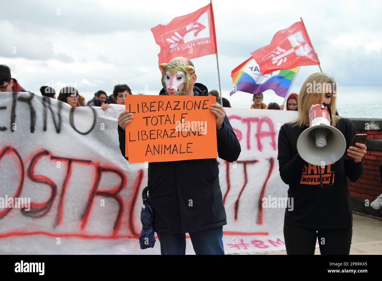 Salerno, Italia - 08 marzo 2023, Volontarii di Salerno Animal/Climate Save mostrano segni contro l'abuso di animali usati per l'alimentazione umana. Nel giorno della Giornata Internazionale della Donna, studenti e volontari di alcune associazioni sono scesi in strada per una processione di traseminismo. Evento creato dalle associazioni 'Tide','Salerno Animal/Climate Save','zona Orientale Rugby popolare Salerno','Arcigay Salerno 'Marcella di Folco', per gridare il loro No al patriarcato, allo sfruttamento, alla classe politica che li ignora. In memoria di tutte le vittime della violenza. Essere la voce di tutte le donne, trans e no Foto Stock