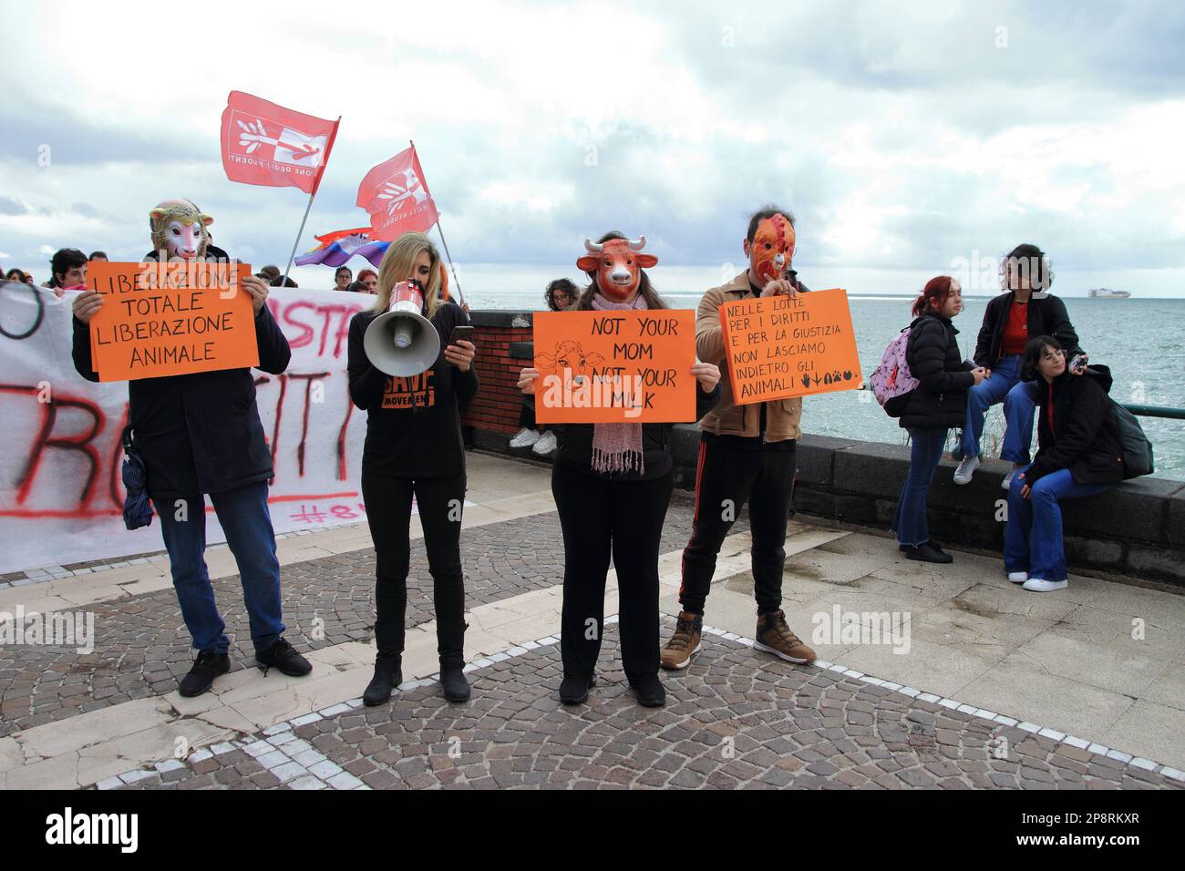 Salerno, Italia - 08 marzo 2023, Volontarii di Salerno Animal/Climate Save mostrano segni contro l'abuso di animali usati per l'alimentazione umana. Nel giorno della Giornata Internazionale della Donna, studenti e volontari di alcune associazioni sono scesi in strada per una processione di traseminismo. Evento creato dalle associazioni 'Tide','Salerno Animal/Climate Save','zona Orientale Rugby popolare Salerno','Arcigay Salerno 'Marcella di Folco', per gridare il loro No al patriarcato, allo sfruttamento, alla classe politica che li ignora. In memoria di tutte le vittime della violenza. Essere la voce di tutte le donne, trans e no Foto Stock