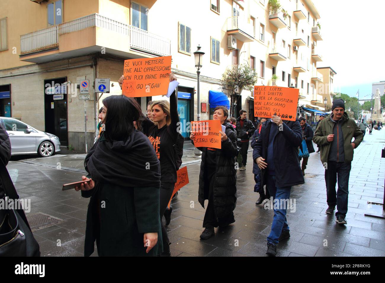 Salerno, Italia - 08 marzo 2023, Volontarii di Salerno Animal/Climate Save mostrano segni contro l'abuso di animali usati per l'alimentazione umana. Nel giorno della Giornata Internazionale della Donna, studenti e volontari di alcune associazioni sono scesi in strada per una processione transfemminista. Evento creato dalle associazioni 'Tide','Salerno Animal/Climate Save','zona Orientale Rugby popolare Salerno','Arcigay Salerno 'Marcella di Folco', per gridare il loro No al patriarcato, allo sfruttamento, alla classe politica che li ignora. In memoria di tutte le vittime della violenza. Essere la voce di tutte le donne, trans e n Foto Stock