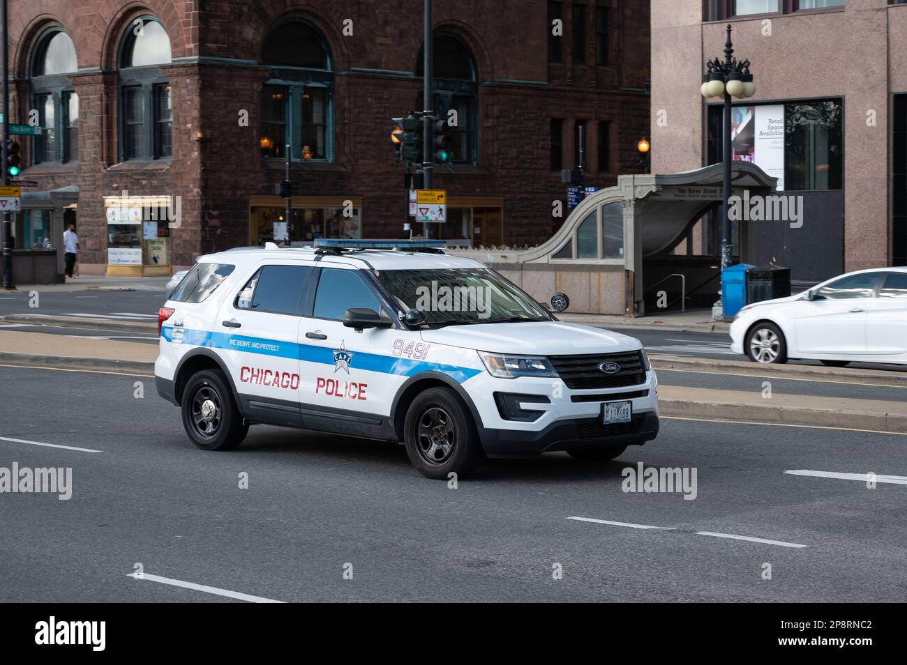 Una macchina della polizia di Chicago che guida sulla strada Foto Stock