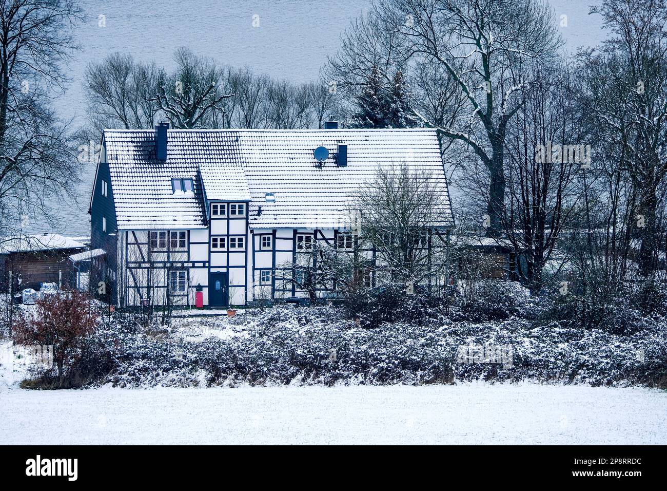 DEU, Deutschland, Nordrhein-Westfalen, Ruhrgebiet, Essen, 08.03.2023: Blick auf die Rückseite des Hauses am See, eines Gastronomiebetriebes am Südufer Foto Stock