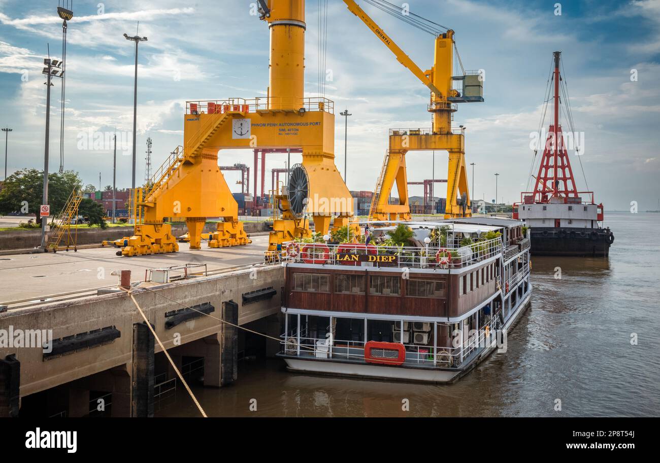 La lussuosa nave da crociera fluviale 'LAN Diep' ormeggiata al Phnom Penh Container Port in Cambogia. La nave opera tra Phnom Penh e ho Chi Minh City in Foto Stock