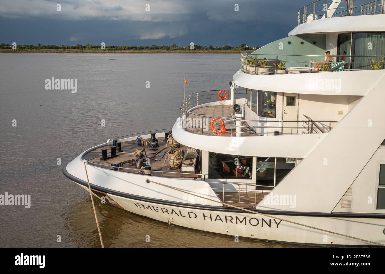 La nave da crociera fluviale 'Emerald Harmony' ormeggiata a Phnom Penh in Cambogia. Quindi la nave opera tra Phnom Penh e ho Chi Minh City in Vietnam. Foto Stock
