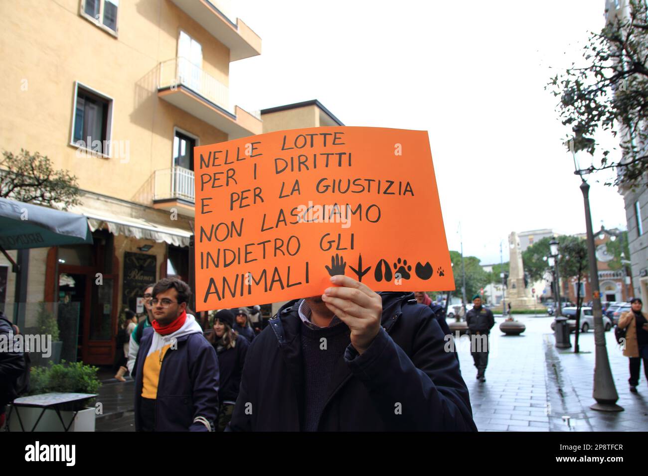 8 marzo 2023, Salerno, Campania/Salerno, Italia: Volontari di Salerno Animal/Climate Save mostrano segni contro l'abuso di animali utilizzati per l'alimentazione umana. Nel giorno della Giornata Internazionale della Donna, studenti e volontari di alcune associazioni sono scesi in strada per una processione di traseminismo. Evento creato dalle associazioni ''Tide'', ''Salerno Animal/Climate Save'', ''zona Orientale Rugby popolare Salerno'', ''Arcigay Salerno ''Marcella di Folco'', per gridare il loro No alla patriarchia, allo sfruttamento, alla classe politica che li ignora. In memoria di tutte le vittime della violenza. TÃ´ essere il vo Foto Stock