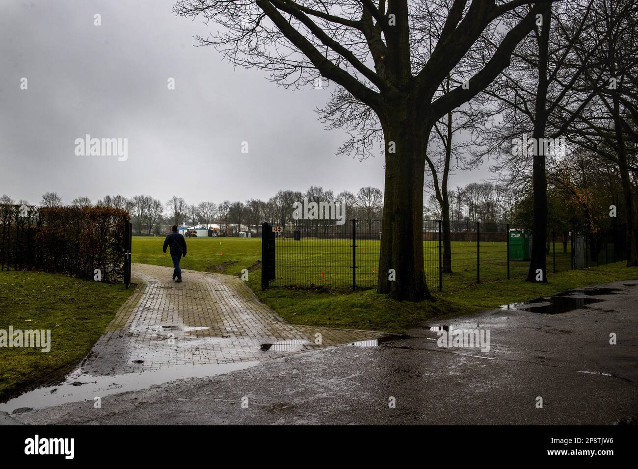 NIJMEGEN - l'ingresso al parco sportivo Winkelsteeg, dove verrà costruito un grande rifugio temporaneo per 1200 rifugiati. ANP VINCENT JANNINK olanda fuori - belgio fuori Foto Stock