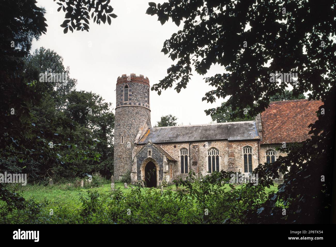 Syleham Church Suffolk, vista della chiesa medievale di Santa Margherita a Syleham che mostra la sua torre rotonda di epoca sassone, Suffolk, Inghilterra, Regno Unito Foto Stock