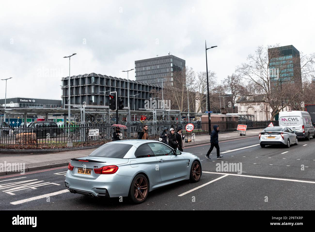 Londra, Regno Unito. 7th marzo, 2023. L'ex Euston Square Gardens West, dove diversi alberi maturi sono stati abbattuti di recente per il progetto ferroviario ad alta velocità HS2, è visto da tutta Euston Road. Euston è un'area di Londra con pochi spazi verdi e dove gli standard di qualità dell'aria dell'UE sono stati regolarmente violati. Credit: Notizie dal vivo di Mark Kerrison/Alamy Foto Stock