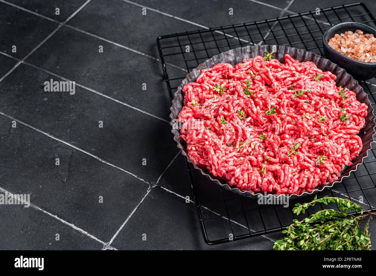 Carne di manzo cruda macinata e carne di maiale per un hamburger patatine o polpette. Sfondo nero. Vista dall'alto. Spazio di copia. Foto Stock