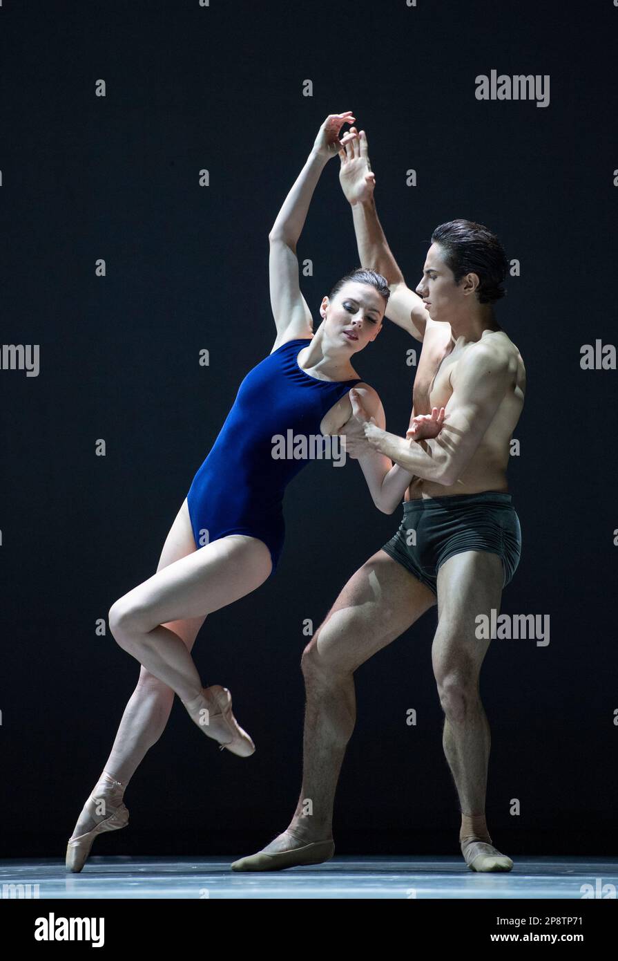 Sadlers Wells Theatre, Londra, Regno Unito. 9 marzo 2023. Vestire la fotocellula di prova. Il ballerino principale del New York City Ballet Tiler Peck presenta la prima europea di Turn IT out con Tiler Peck & Friends al Sadler’s Wells giovedì 9 - sabato 11 marzo 2023. Il programma comprende quattro brani curati da Peck: Il secondo è Swift Arrow, un premiato coreografo accompagnato da Shu-Wei Tseng, piano. Foto: Tiler Peck e Mejia romana. Credit: Malcolm Park/Alamy Live News. Foto Stock