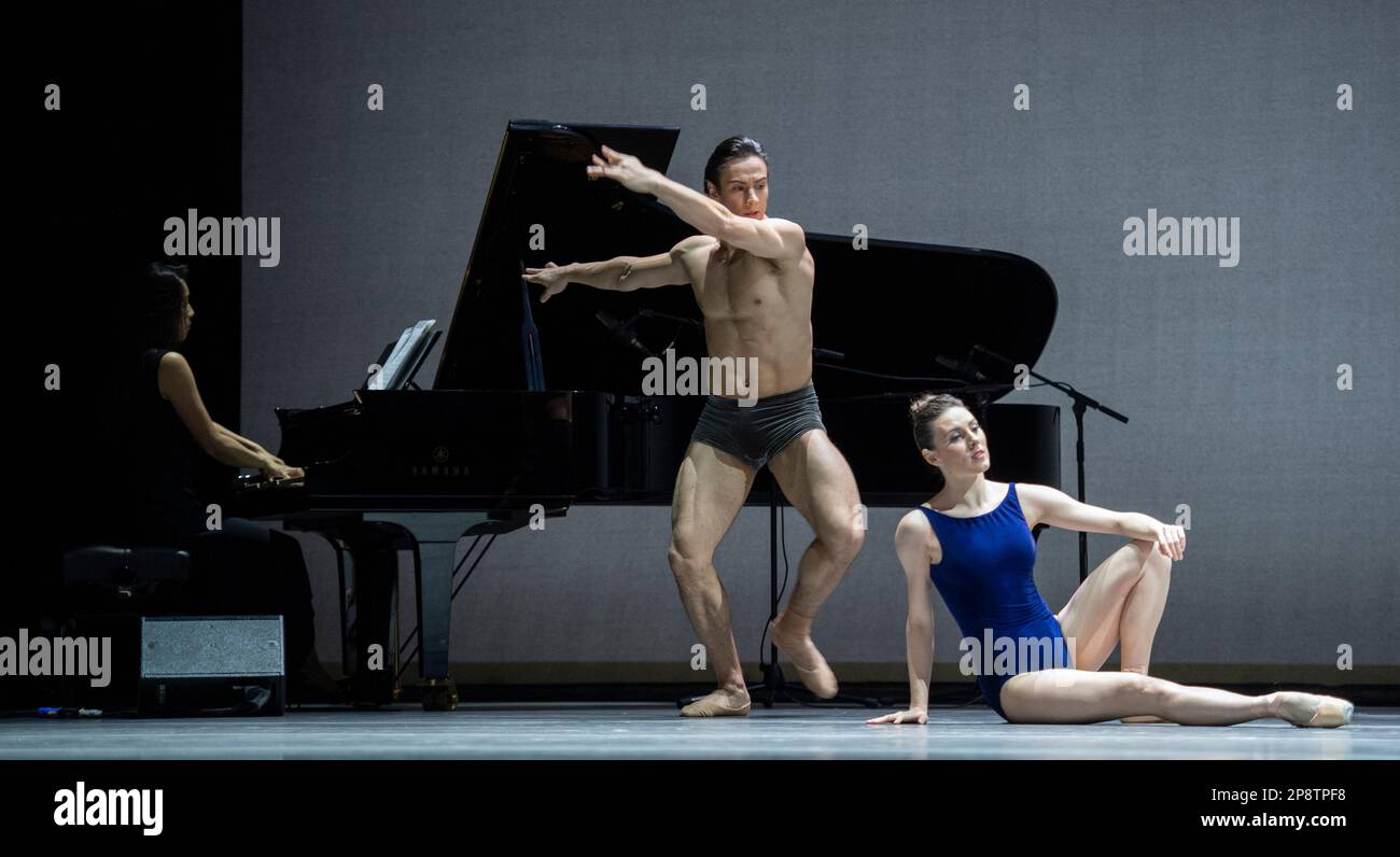Sadlers Wells Theatre, Londra, Regno Unito. 9 marzo 2023. Vestire la fotocellula di prova. Il ballerino principale del New York City Ballet Tiler Peck presenta la prima europea di Turn IT out con Tiler Peck & Friends al Sadler’s Wells giovedì 9 - sabato 11 marzo 2023. Il programma comprende quattro brani curati da Peck: Il secondo è Swift Arrow, un premiato coreografo accompagnato da Shu-Wei Tseng, piano. Foto: Tiler Peck e Mejia Romana, con Shu-Wei Tseng, piano. Credit: Malcolm Park/Alamy Live News. Foto Stock