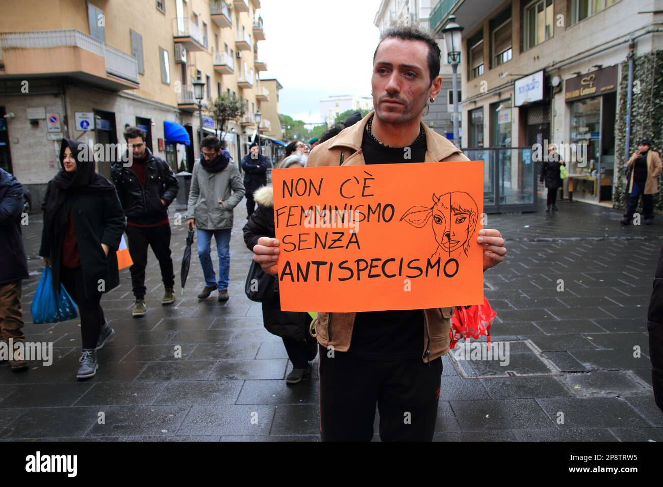 8 marzo 2023, Salerno, Campania/Salerno, Italia: Volontari di Salerno Animal/Climate Save mostrano segni contro l'abuso di animali utilizzati per l'alimentazione umana. Nel giorno della Giornata Internazionale della Donna, studenti e volontari di alcune associazioni sono scesi in strada per una processione di traseminismo. Evento creato dalle associazioni ''Tide'', ''Salerno Animal/Climate Save'', ''zona Orientale Rugby popolare Salerno'', ''Arcigay Salerno ''Marcella di Folco'', per gridare il loro No alla patriarchia, allo sfruttamento, alla classe politica che li ignora. In memoria di tutte le vittime della violenza. Per essere il voi Foto Stock