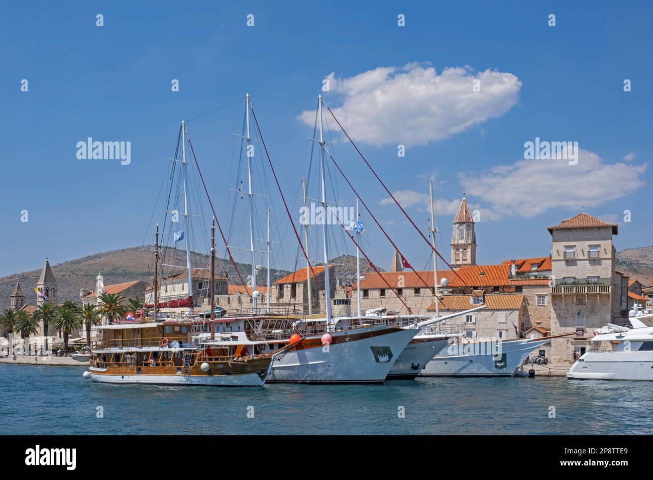 Grandi barche a vela / yacht ormeggiati nel porto della storica Città Vecchia di Trogir lungo il mare Adriatico, Split-Dalmazia County, Croazia Foto Stock