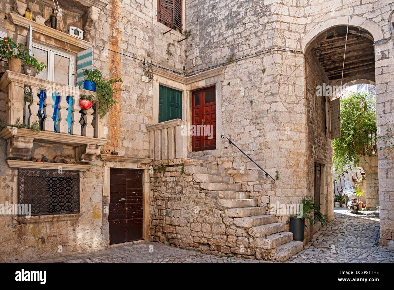 Pittoresca casa medievale nel centro storico di Trogir lungo il mare Adriatico, Spalato-Dalmazia County, Croazia Foto Stock