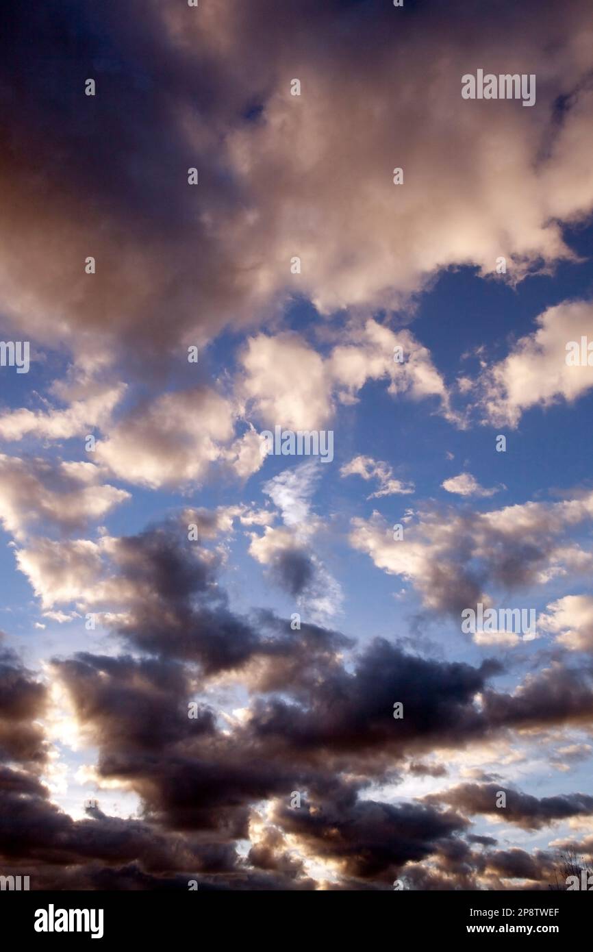Belle nuvole contro il cielo blu profondo Foto Stock