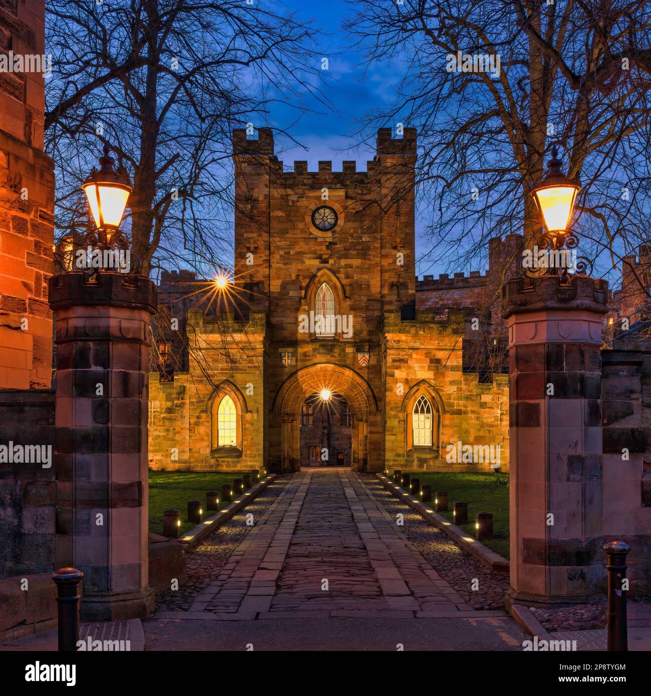 Vista esterna al crepuscolo della Gatehouse al castello di Durham illuminato sotto il cielo di primavera, città di durham, contea di Durham, Inghilterra, Regno Unito Foto Stock