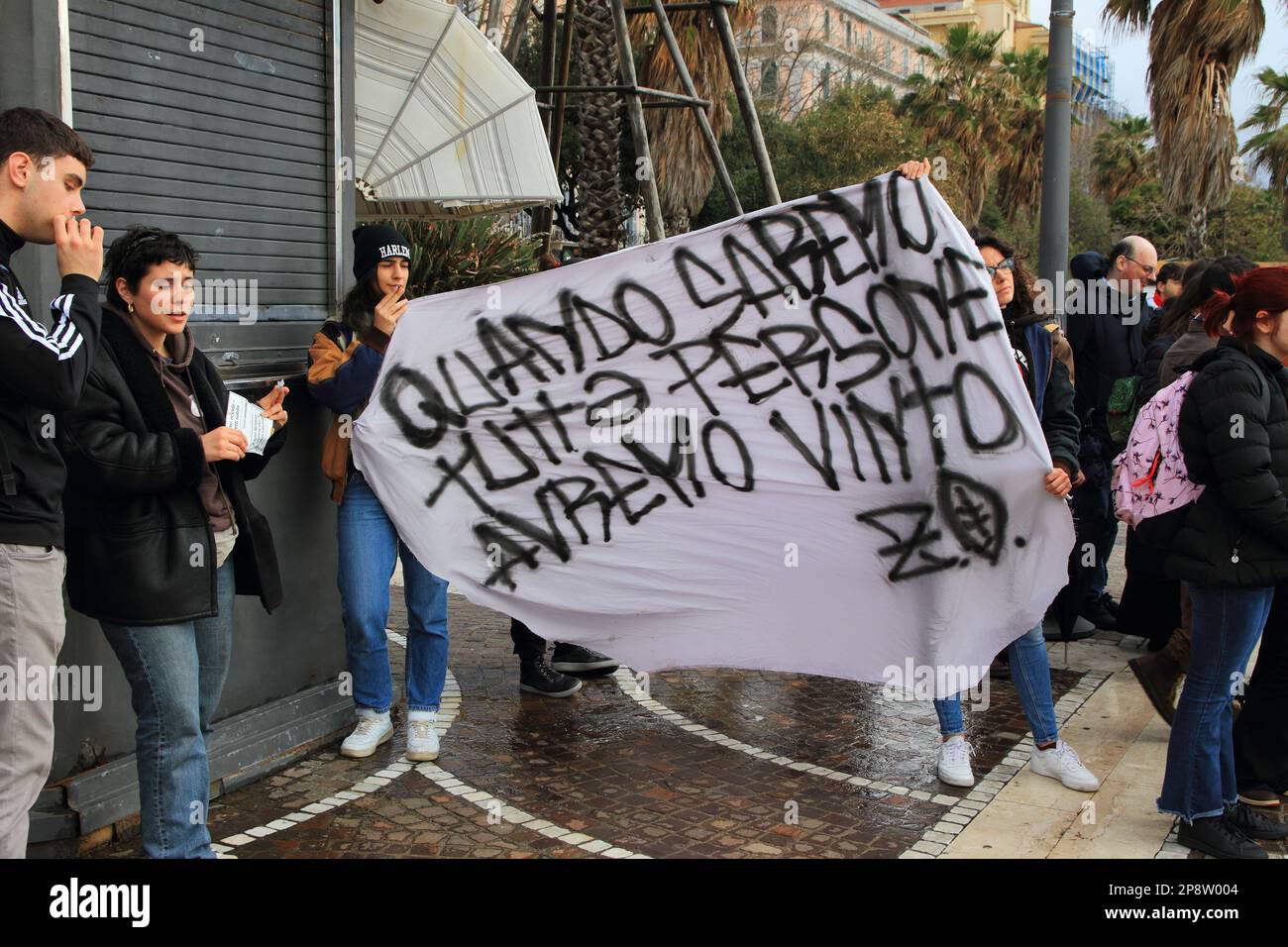 8 marzo 2023, Salerno, Campania/Salerno, Italia: Salerno, Italia - 08 marzo 2023 :Scolbini con una bandiera contro il comportamento maschile degli uomini salernitani. Nel giorno della Giornata Internazionale della Donna, studenti e volontari di alcune associazioni sono scesi in strada per una processione transfemminista. Evento creato dalle associazioni ''Tide'', ''Salerno Animal/Climate Save'', ''zona Orientale Rugby popolare Salerno'', ''Arcigay Salerno ''Marcella di Folco'', per gridare il loro No alla patriarchia, allo sfruttamento, alla classe politica che li ignora. In memoria di tutte le vittime della violenza.essere il voic Foto Stock
