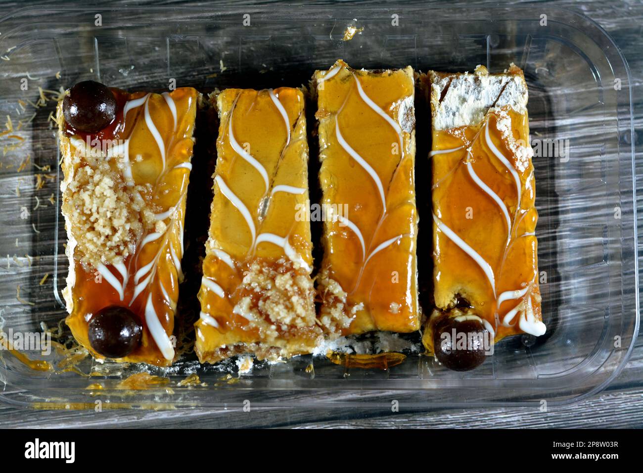 Dessert egiziano a strati di semola di basbousa, kunafa knafeh, panna montata, salsa al caramello insieme imbevuta di dolce e cosparsa di noci, Foto Stock