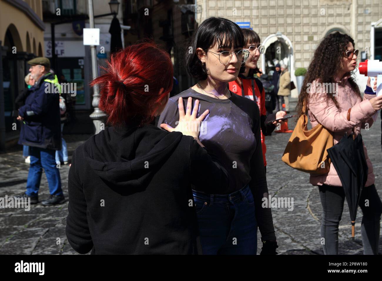 8 marzo 2023, Salerno, Campania/Salerno, Italia: Due scolaresche mostrano segni di violenza contro le donne attraverso la vernice viola sul viso e sul corpo di una ragazza. Nel giorno della Giornata Internazionale della Donna, studenti e volontari di alcune associazioni sono scesi in strada per una processione di traseminismo. Evento creato dalle associazioni ''Tide'', Salerno Animal/Climate Save'', ''zona Orientale Rugby popolare Salerno'', ''Arcigay Salerno ''Marcella di Folco'', per gridare il loro No al patriarcato, allo sfruttamento, alla classe politica che li ignora. In memoria di tutte le vittime della violenza. Per essere la voce di Foto Stock