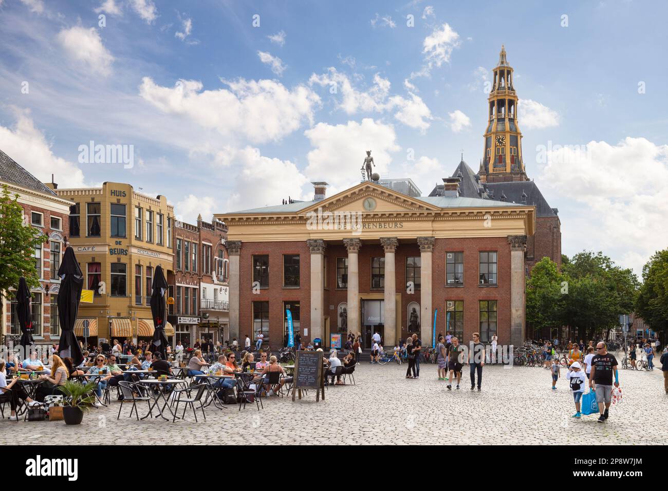 Edificio di scambio di grano e torre della chiesa sulla piazza del mercato del pesce nella città degli studenti di Groningen. Foto Stock