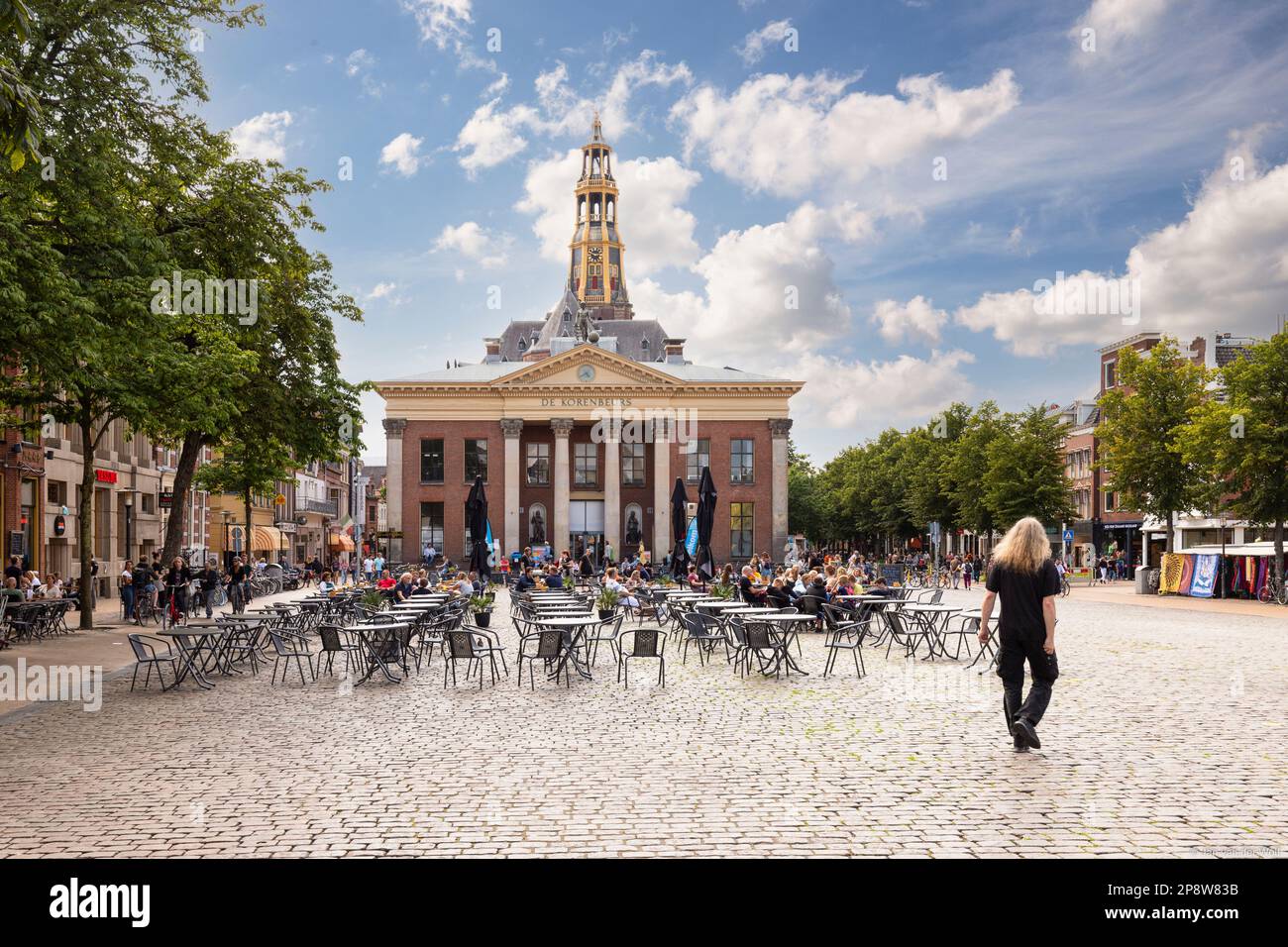 Edificio per lo scambio di grano e torre della chiesa sulla piazza del mercato del pesce nella città studentesca di Groningen nei Paesi Bassi. Foto Stock