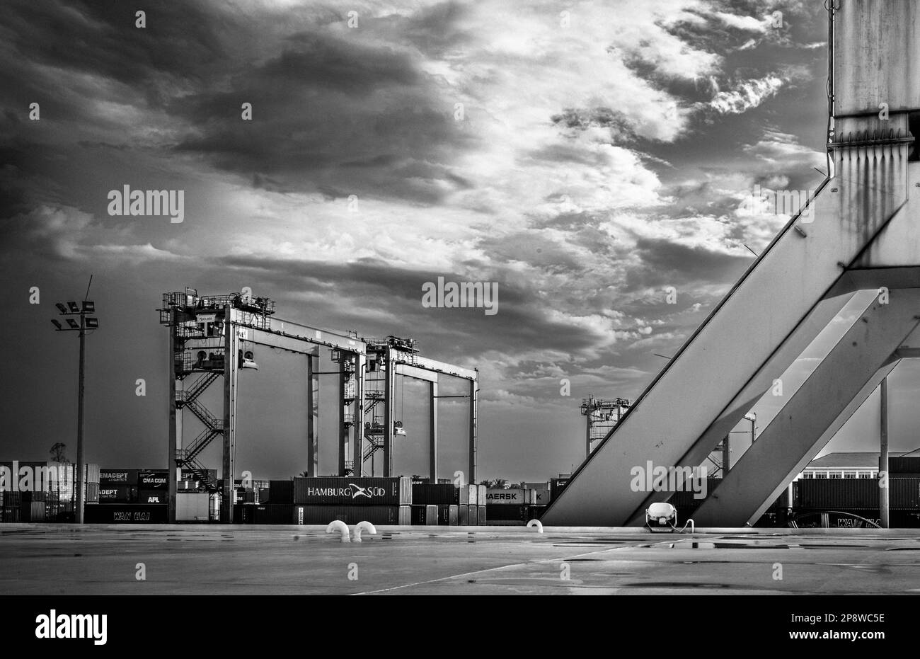 A i piedi di una gru gigante accanto ai container sul molo a Phnom Penh porto container sul fiume Mekong in Cambogia. Foto Stock