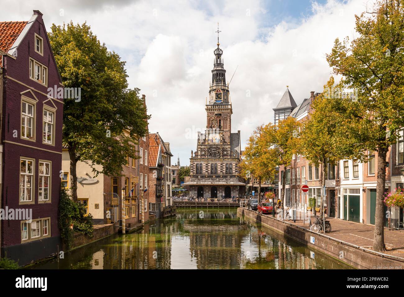 Paesaggio urbano con il Waag (edificio di pesatura) sul canale di ​​the, nel centro della città olandese di Alkmaar. Foto Stock