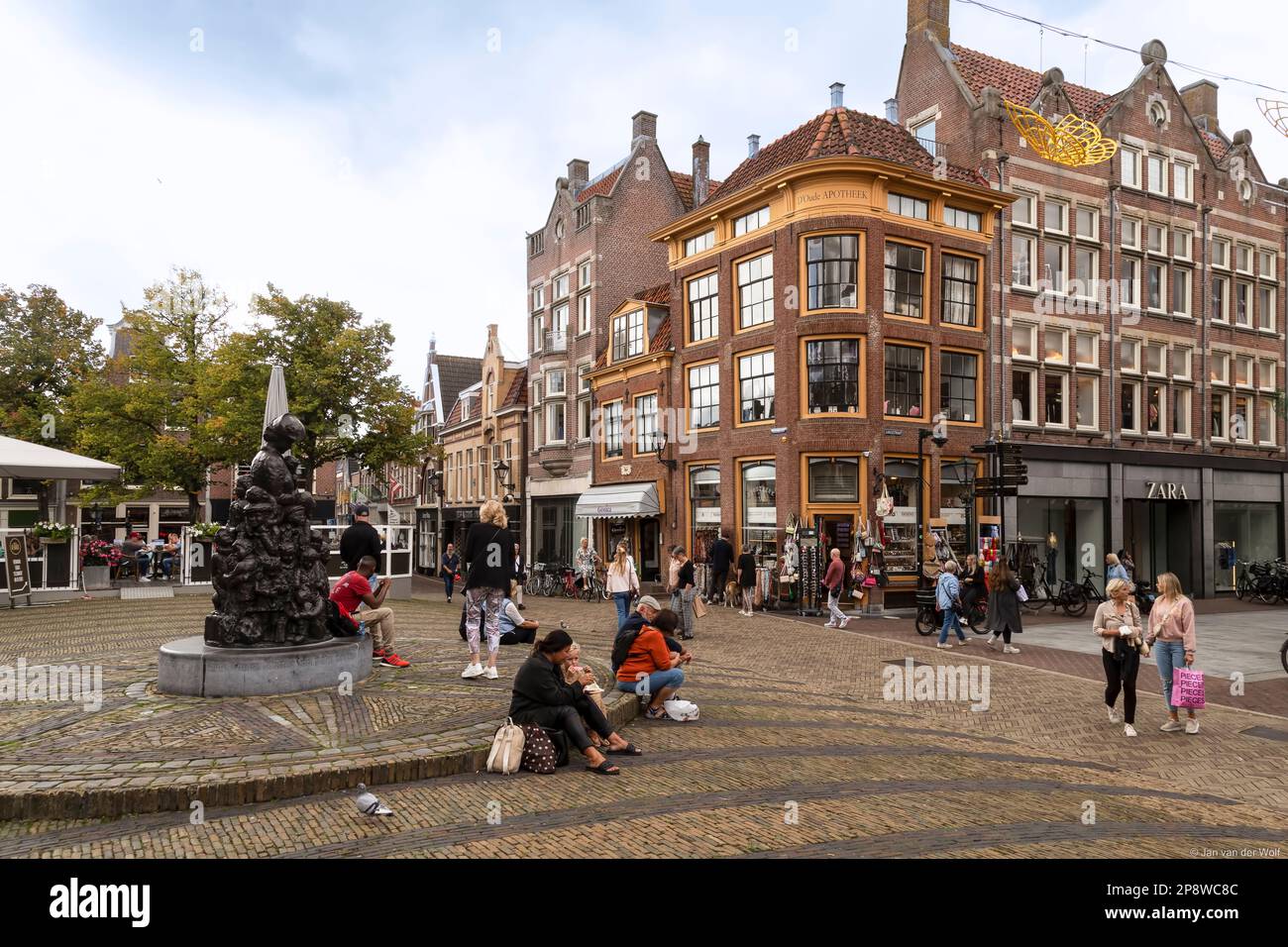 Vita cittadina nel centro della città olandese di Alkmaar. Foto Stock