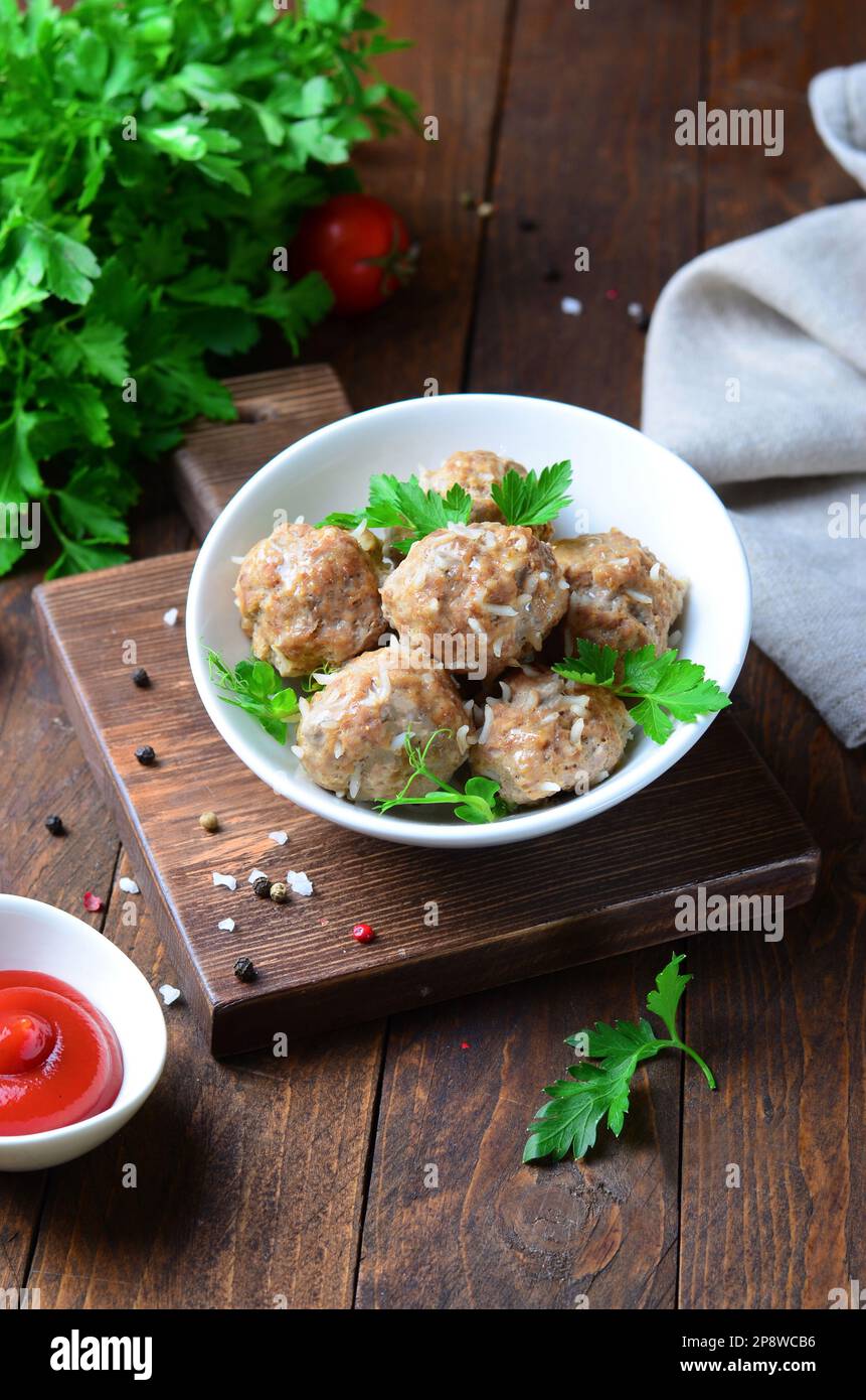 Polpette con ripieno di riso su uno sfondo rustico, pasto fatto in casa Foto Stock