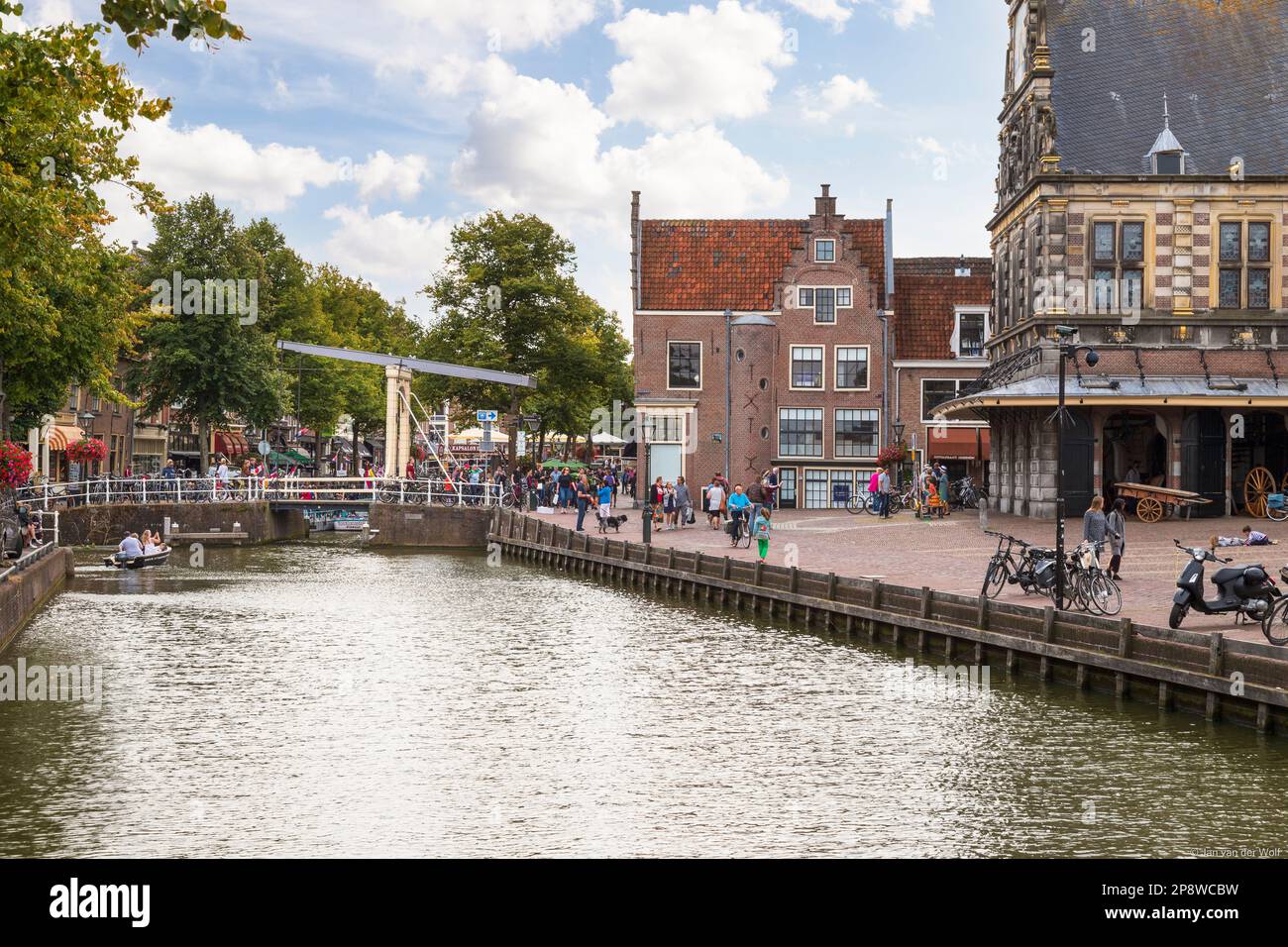 Paesaggio urbano del centro della storica città di Alkmaar nei Paesi Bassi. Foto Stock