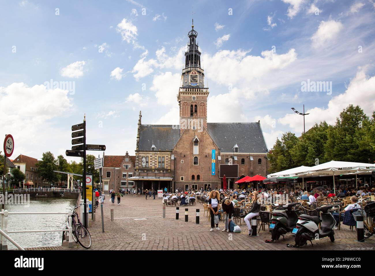 Piazza del mercato vicino alla pesa nel centro della città olandese di Alkmaar. Foto Stock