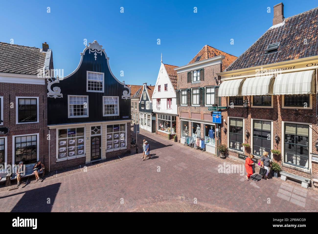 Piazza nel centro del pittoresco villaggio De Rijp nel Beemster nel comune di Alkmaar. Foto Stock