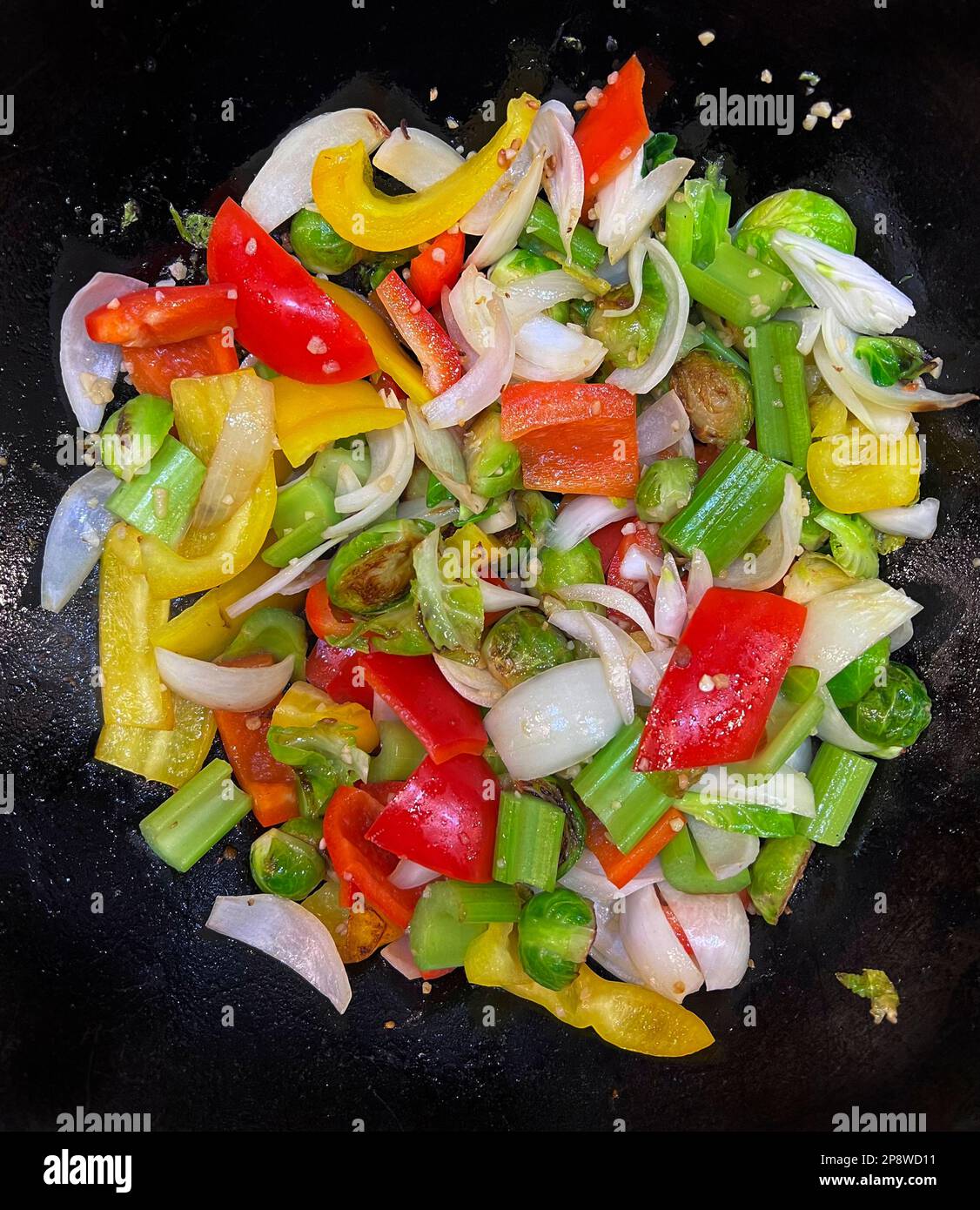 Vista dall'alto di una varietà di verdure fresche fritte in un wok Foto Stock