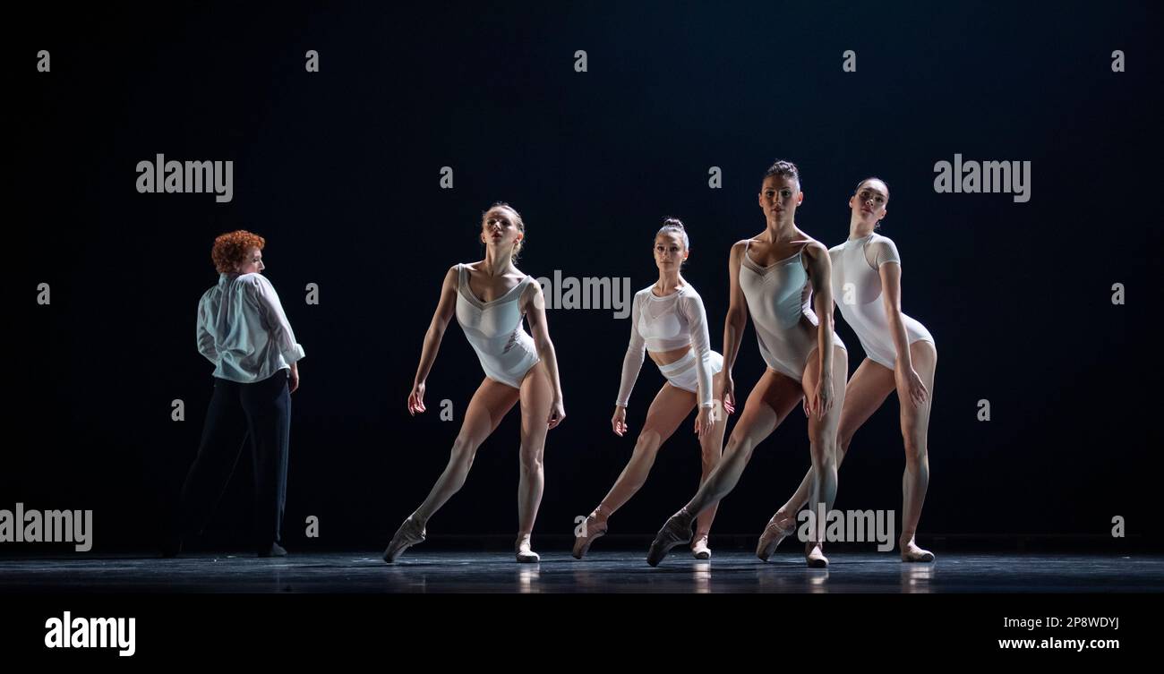 Sadlers Wells Theatre, Londra, Regno Unito. 9 marzo 2023. Vestire la fotocellula di prova. Il ballerino principale del New York City Ballet Tiler Peck presenta la prima europea di Turn IT out con Tiler Peck & Friends al Sadler’s Wells giovedì 9 - sabato 11 marzo 2023. Il programma comprende quattro brani curati da Peck: Il terzo è Time Spell, una collaborazione tra Peck e la ballerina Michelle Dorrance insieme a Jillian Meyers, con un mix di balletto e tap con accompagnamento vocale. Credit: Malcolm Park/Alamy Live News. Foto Stock