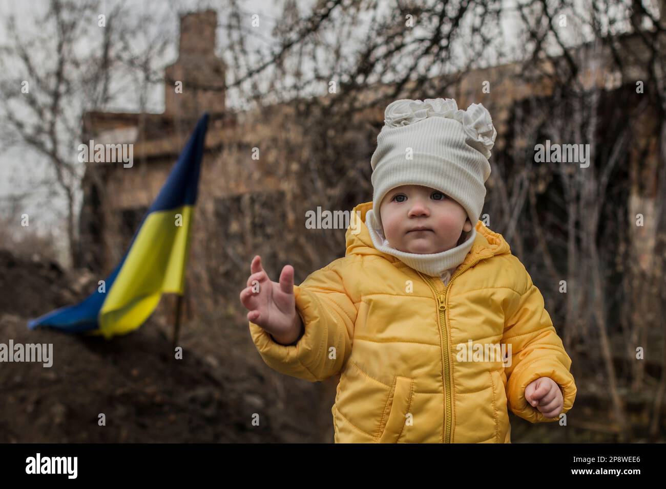 Bambina di fronte alle strutture difensive dell'esercito ucraino. Guerra in Ucraina. Bambini e concetto di guerra. Sostegno all'Ucraina. Stop alla guerra. Umanitario Foto Stock