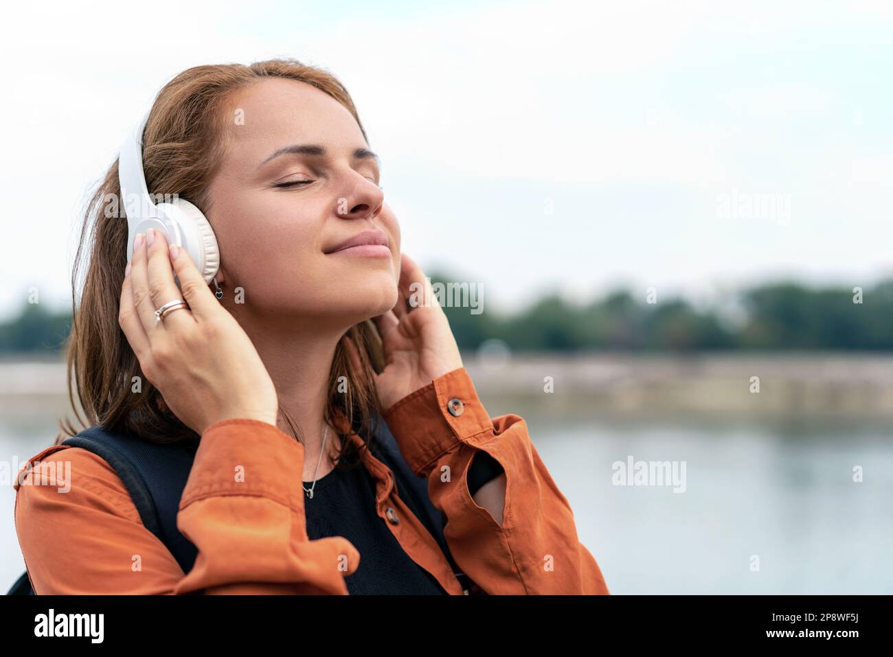 Donna in cuffia ama la musica. Foto Stock