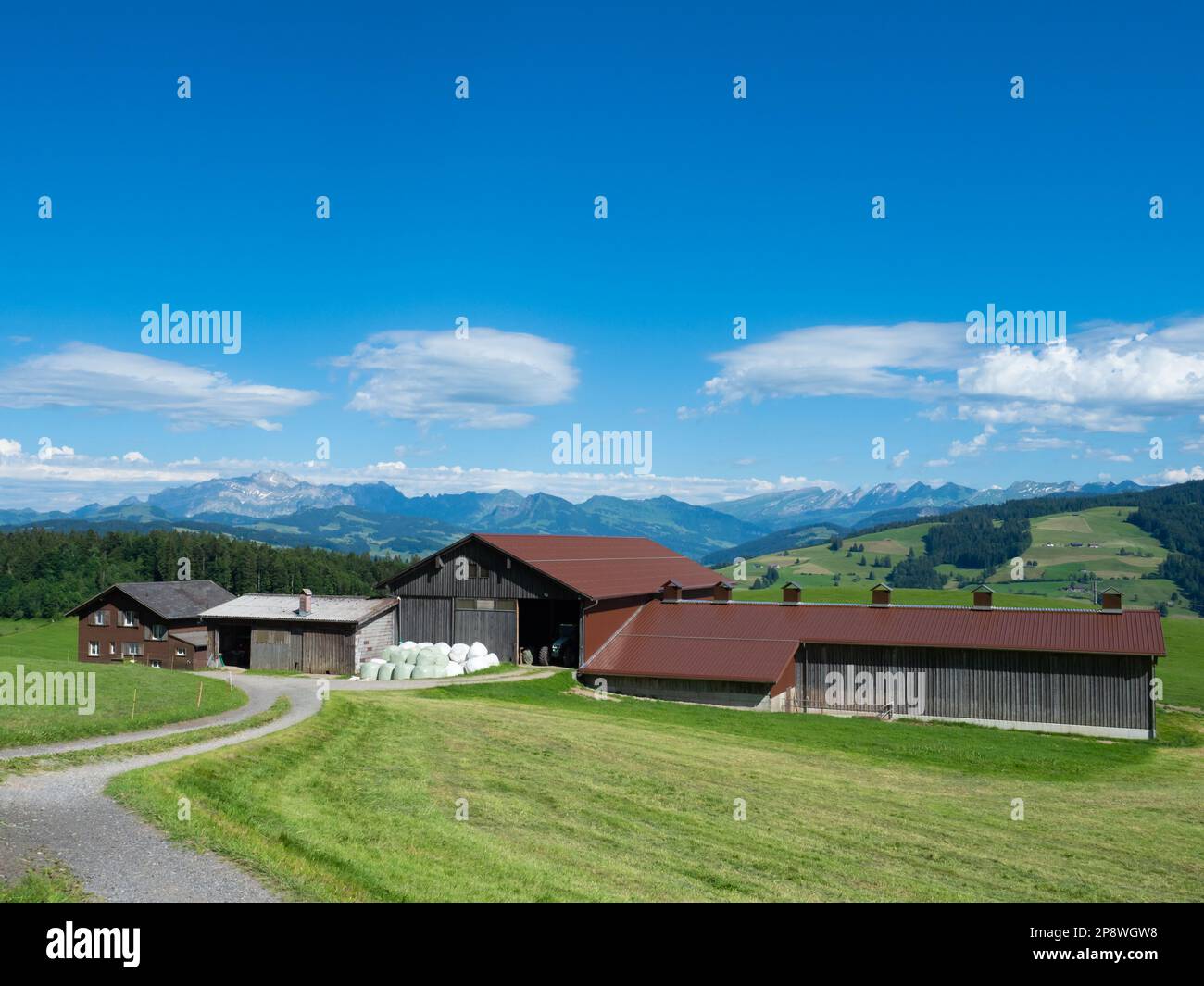 Zurigo, Svizzera - Giugno 12th 2023: Una moderna fattoria situata tra le colline della regione di Zurigo. Foto Stock