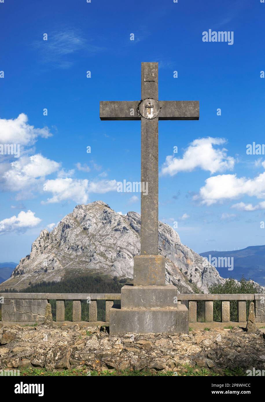 Particolare di una delle croci al punto panoramico 'Las tres Cruces' nel Parco Naturale di Urkiola, Paesi Baschi, Spagna. Giorno di sole. Vista verticale. Foto Stock