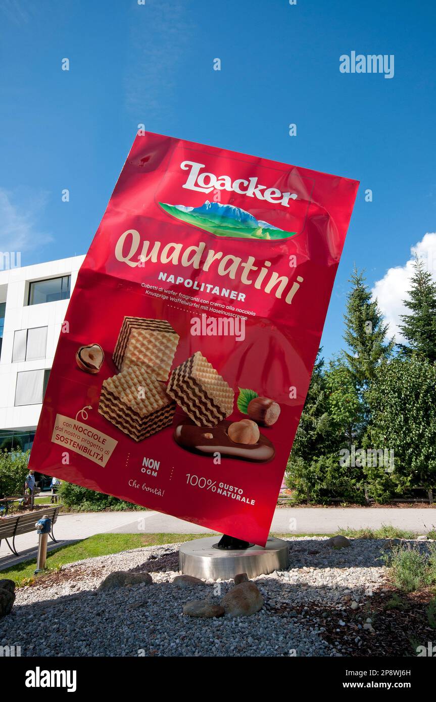 Confezione gigante di wafer fuori dalla fabbrica di Loacker a Heinfels (Lienz), Valle della Pusteria, Austria Foto Stock