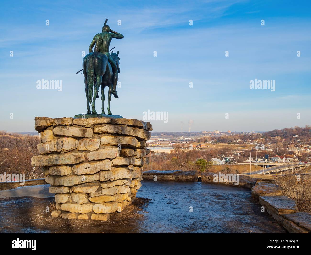Vista soleggiata della città di Kansas City dal Penn Valley Park con la statua Scout del Missouri Foto Stock