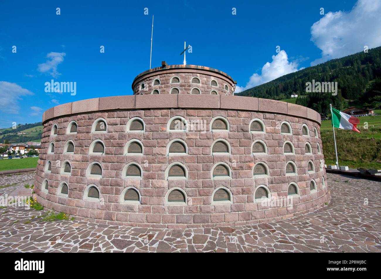 Ossario Mondiale della prima Guerra a San Candido (Innichen), costruito nel 1939, Val Pusteria, Trentino-Alto Adige, Italia Foto Stock