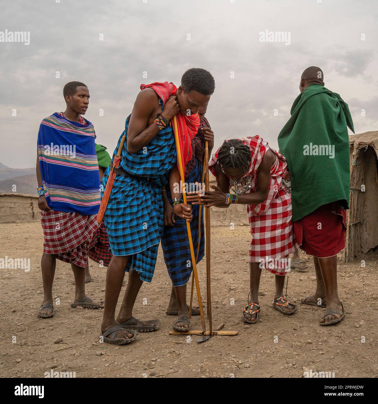 Karatu, Tanzania - 16th ottobre 2022: Alcuni masai dimostrano una tecnica tradizionale di illuminazione a fuoco, utilizzando due bastoni. Foto Stock