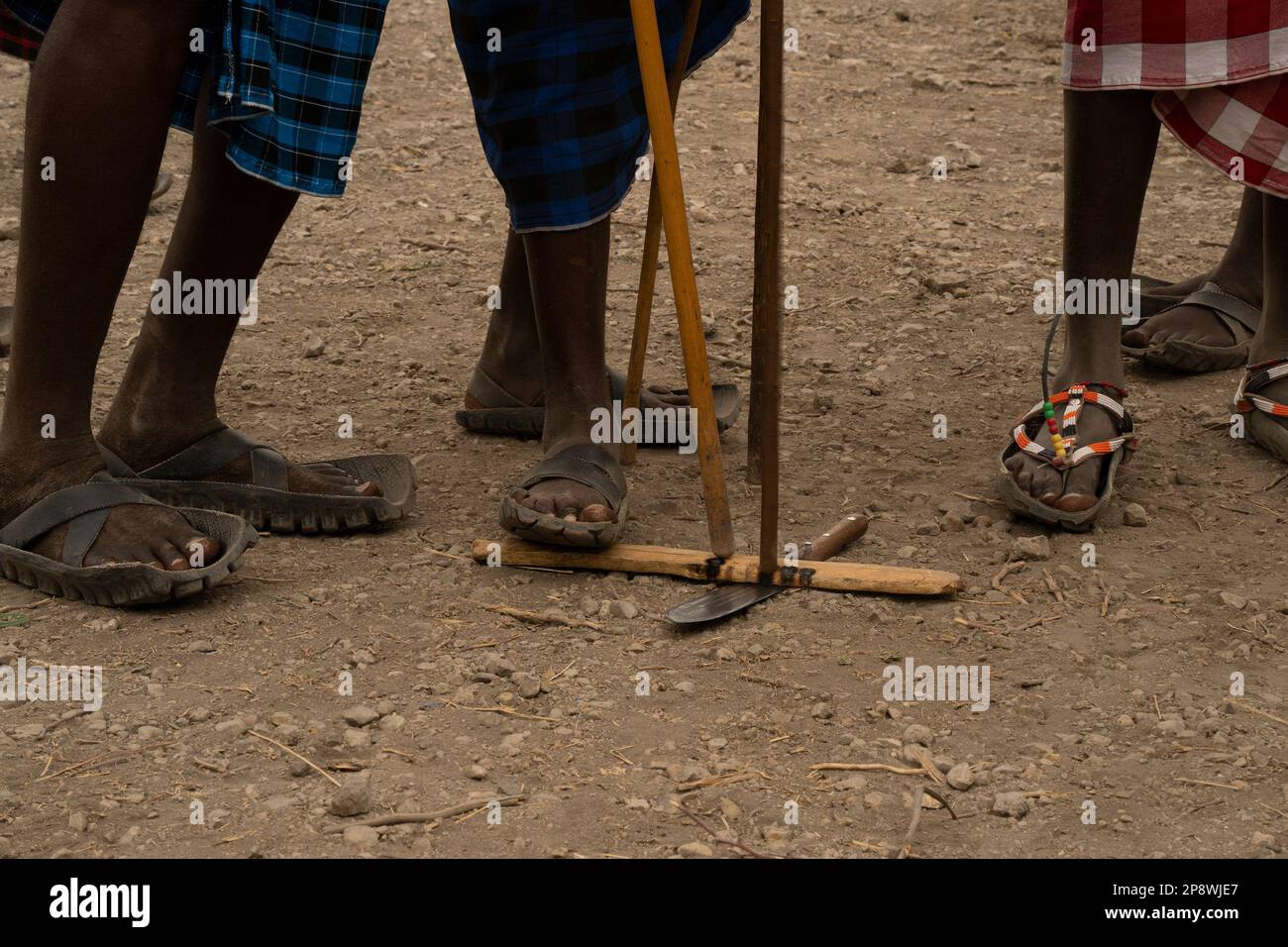 Una dimostrazione della tradizionale tecnica di illuminazione del fuoco masai, utilizzando due bastoni. Foto Stock