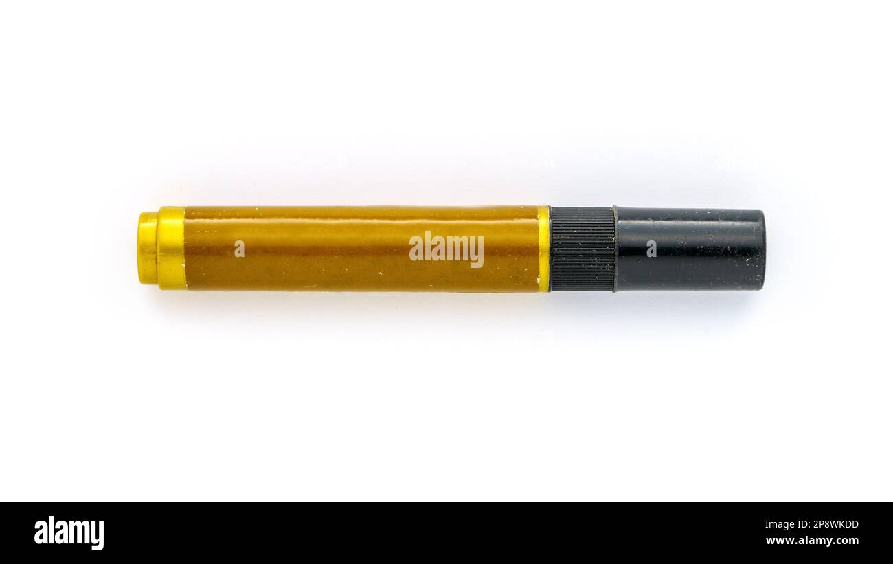 Grande pennarello indelebile con etichetta gialla vuota isolata su sfondo bianco. Foto Stock