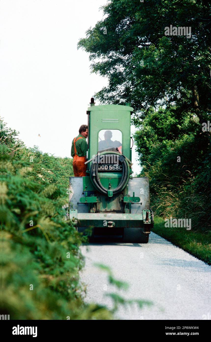 Regno Unito, Inghilterra. 1977. Un rullo stradale al lavoro su asfalto in una corsia di campagna. Foto Stock