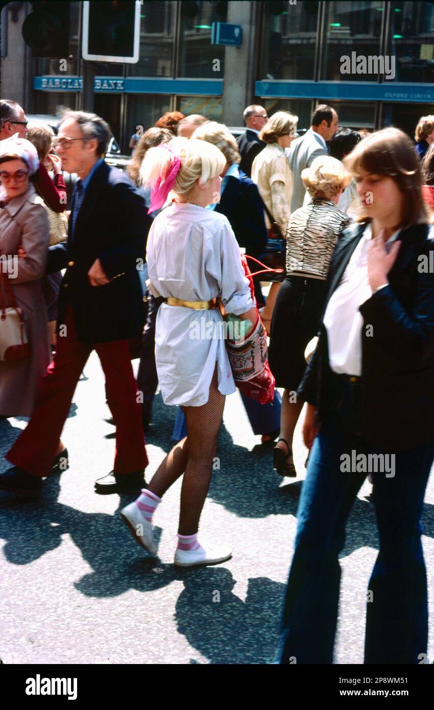 Regno Unito, Londra. 1977. Una giovane donna che indossa un abito punk alla moda. Foto Stock