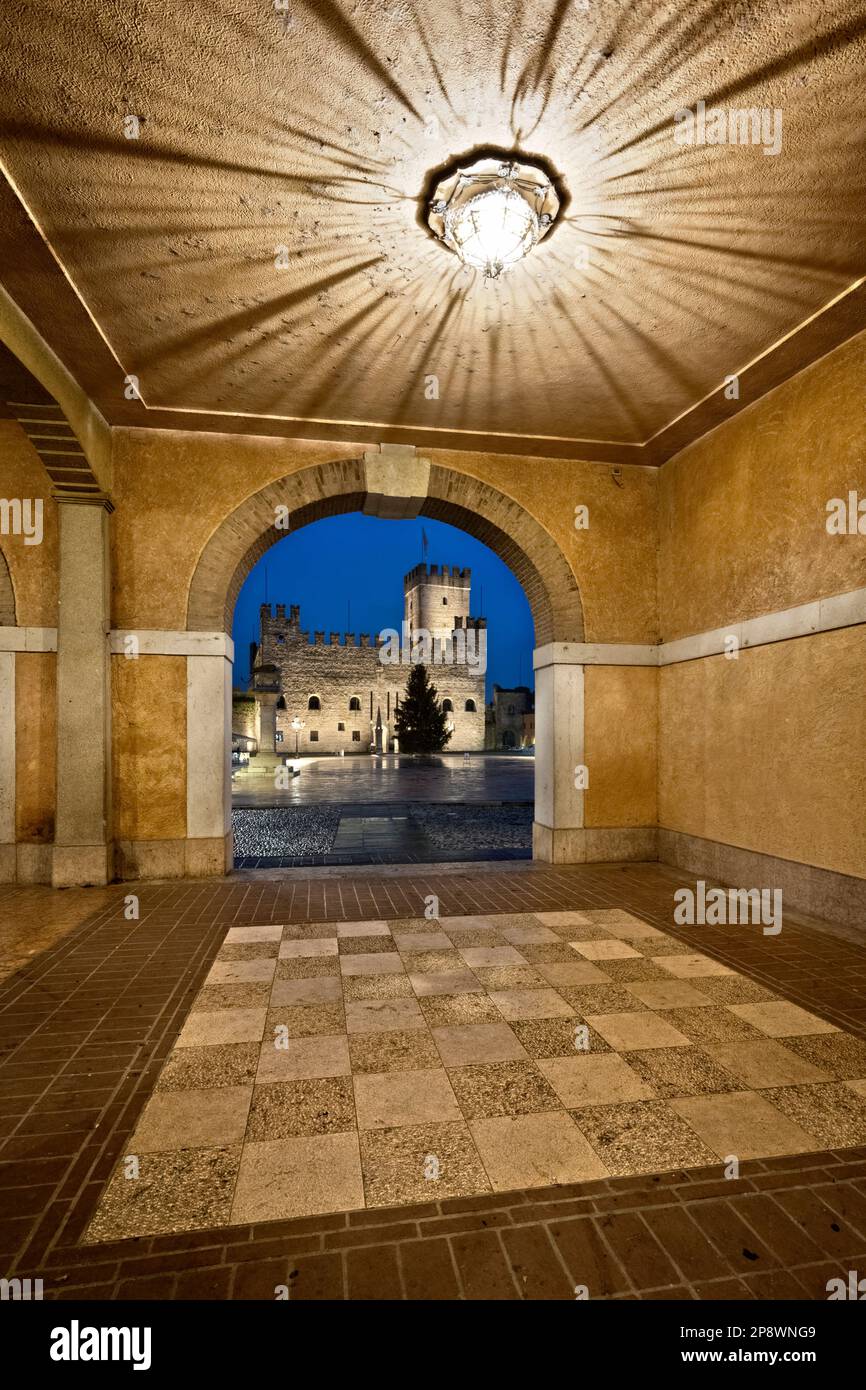 Piazza degli Scacchi in Marostica: Il castello Scaligero inferiore e la volta del Palazzo del Doglione. Provincia di Vicenza, Veneto, Italia Foto Stock