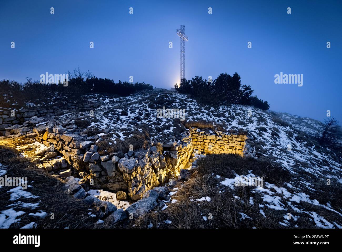 Monte Maggio di notte: Le trincee della Grande Guerra e la grande croce in cima. Folgaria, Alpe Cimbra, Trentino, Italia. Foto Stock